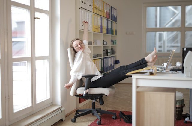 5 WAYS TO GET FIT WITHOUT LEAVING YOUR DESK